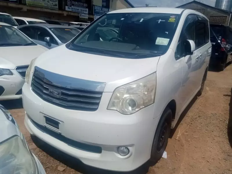 Toyota Noah   - 2012