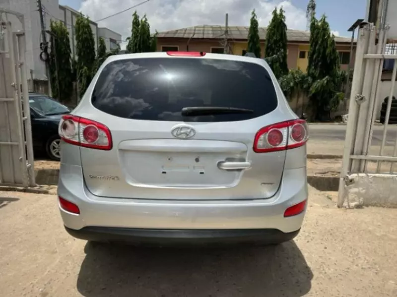 Hyundai Santa Fe   - 2012