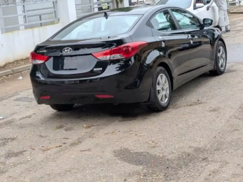 Hyundai Elantra   - 2013