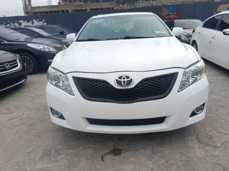 Toyota Camry   - 2010