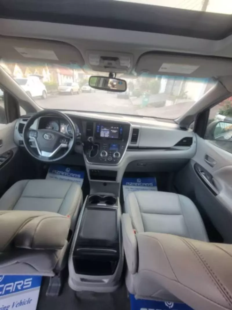 TOYOTA Sienna   - 2017