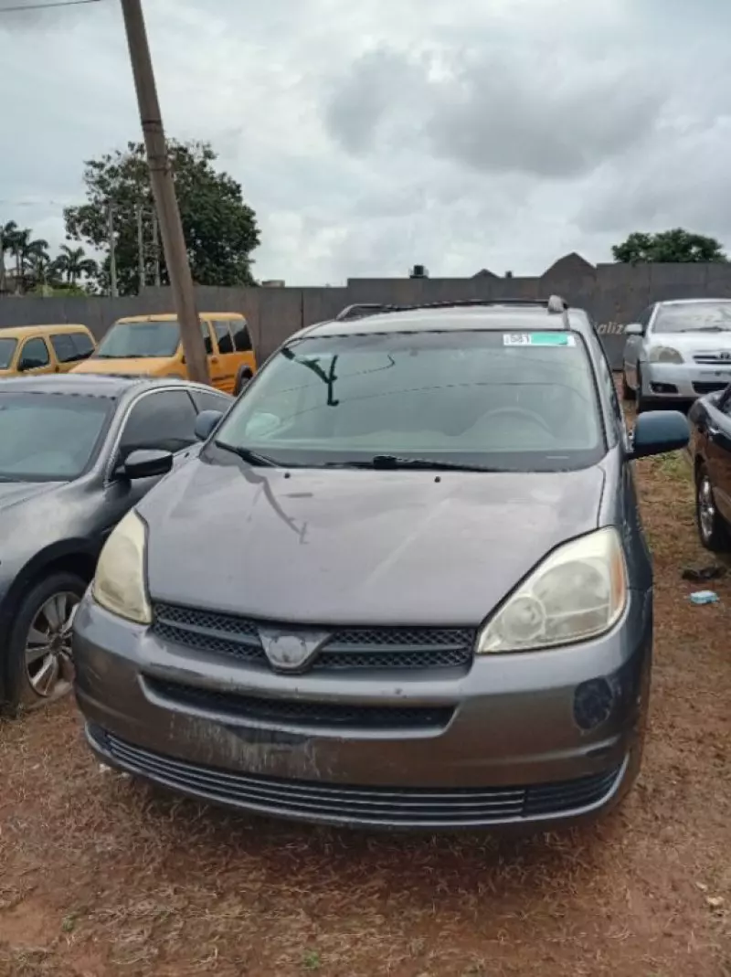 Toyota Sienna   - 2004