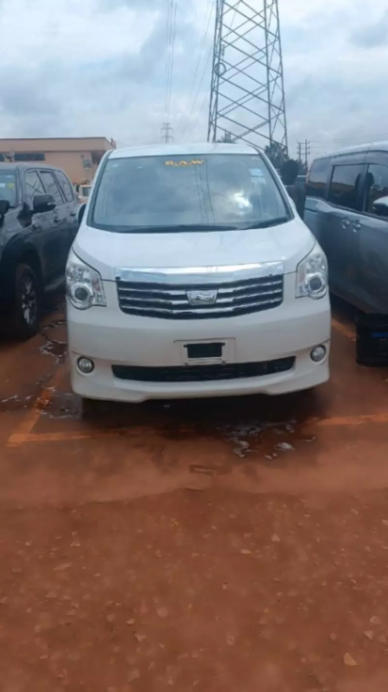 Toyota Noah   - 2012