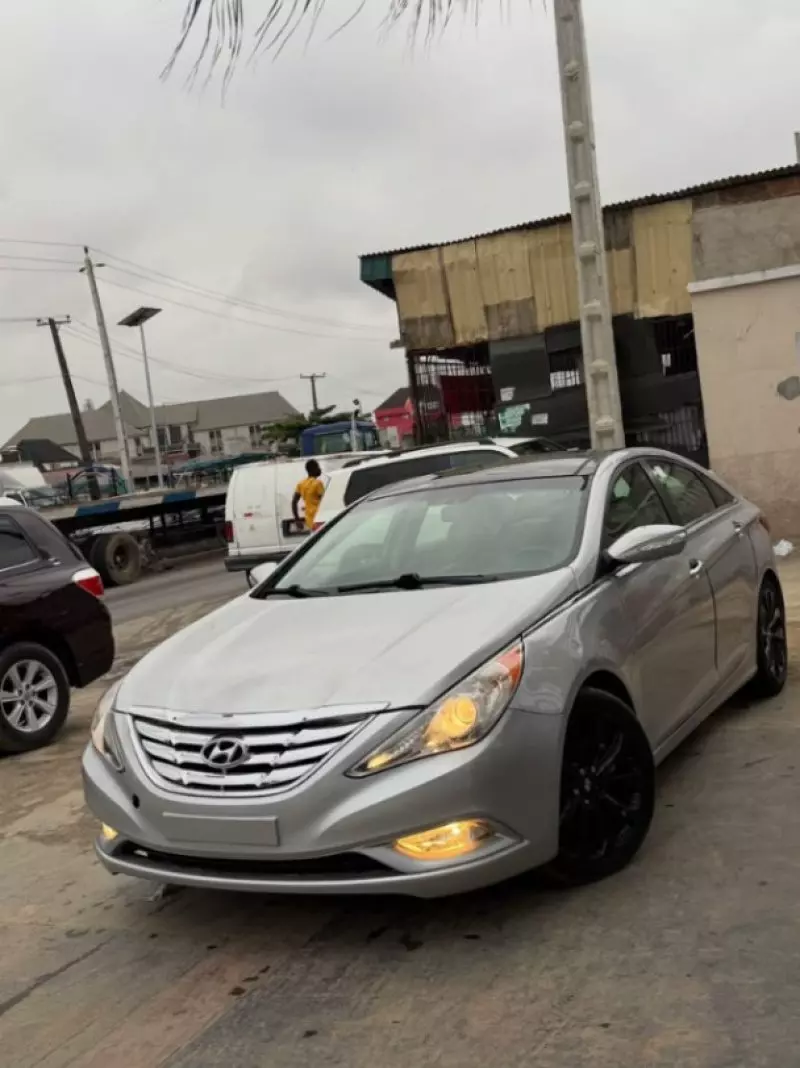 Hyundai Sonata - 2012