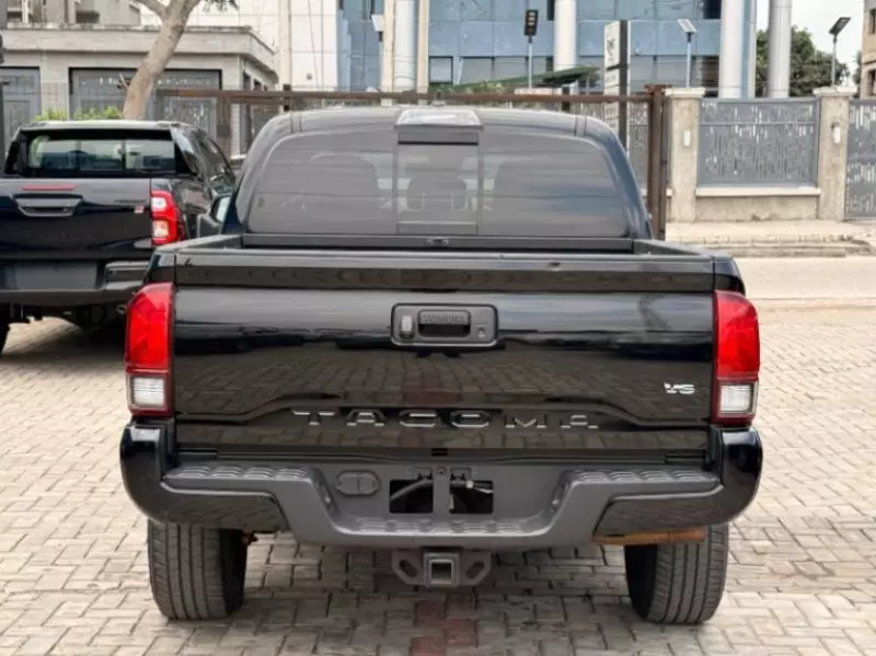 TOYOTA Hilux    - 2018