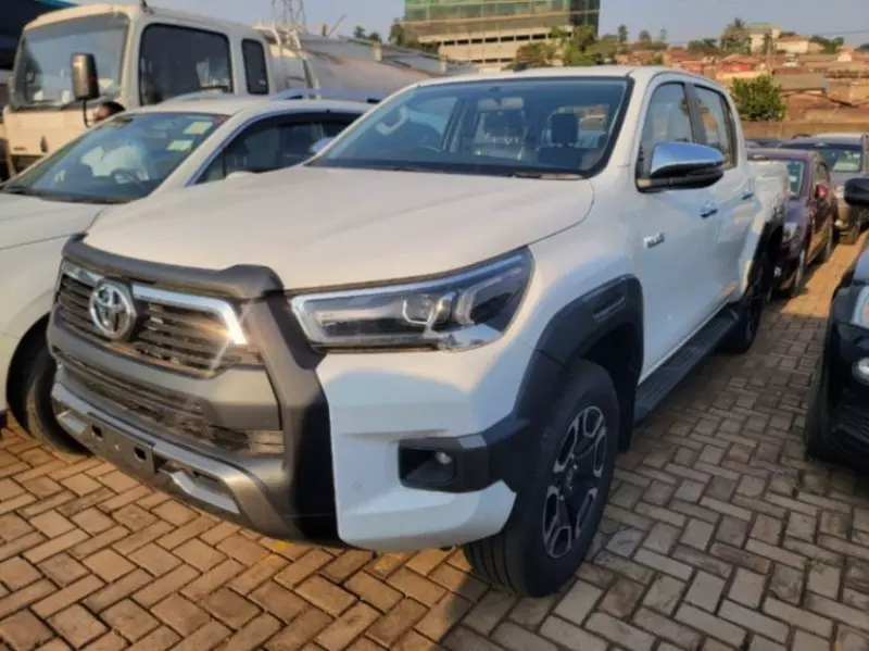 Toyota Hilux Revo    - 2025