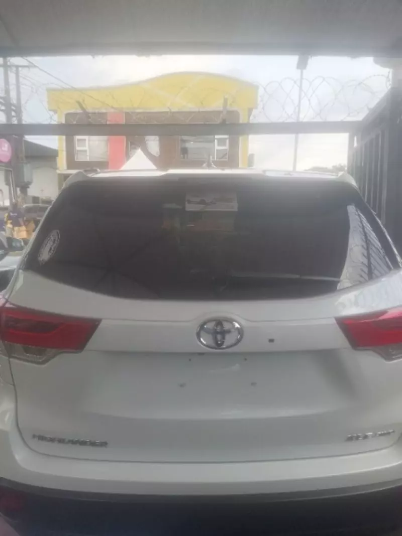 Toyota Highlander   - 2016