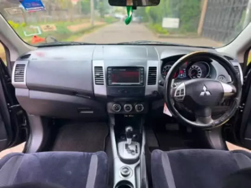Mitsubishi Outlander   - 2011