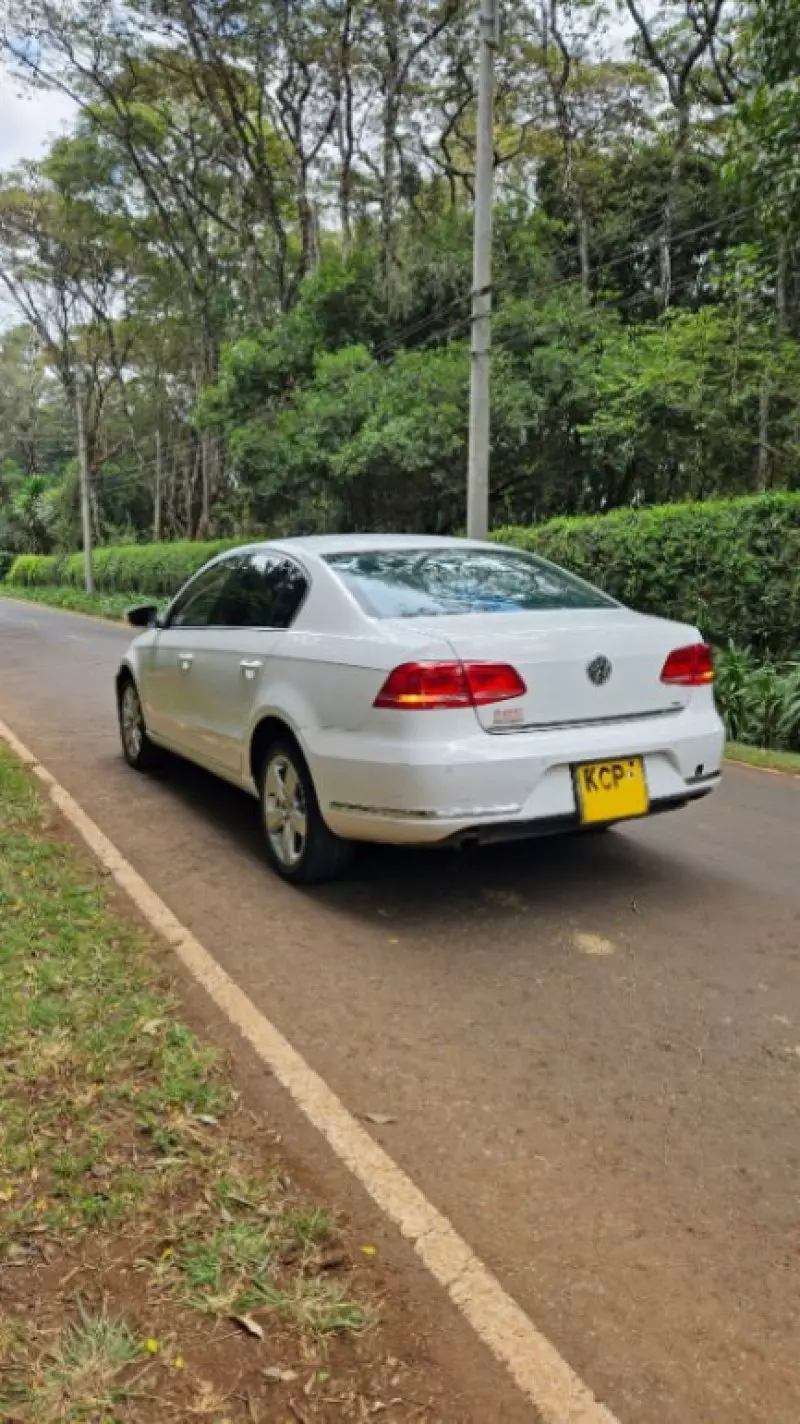 Volkswagen Passat   - 2011