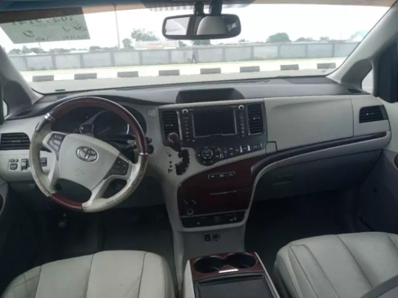 Toyota Sienna   - 2011