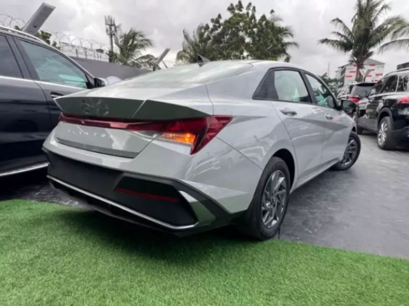 Hyundai Elantra - 2024