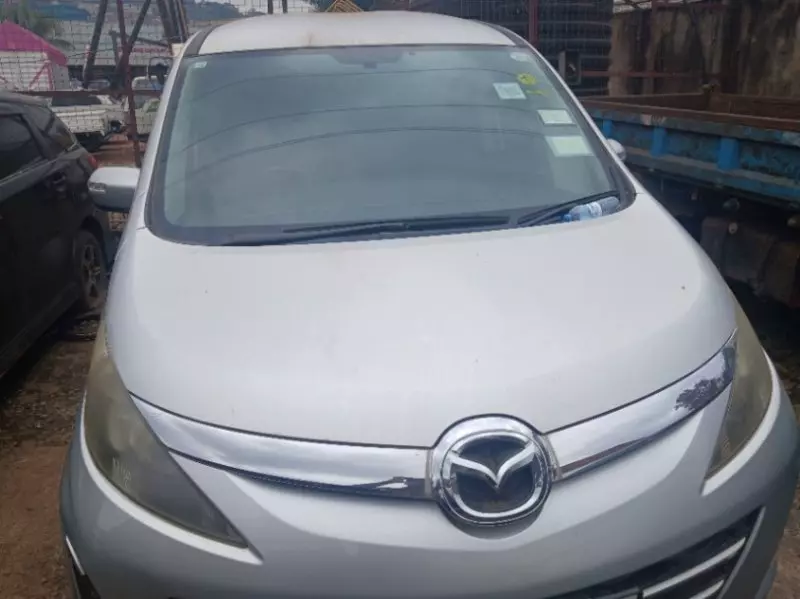 Toyota Noah   - 2012