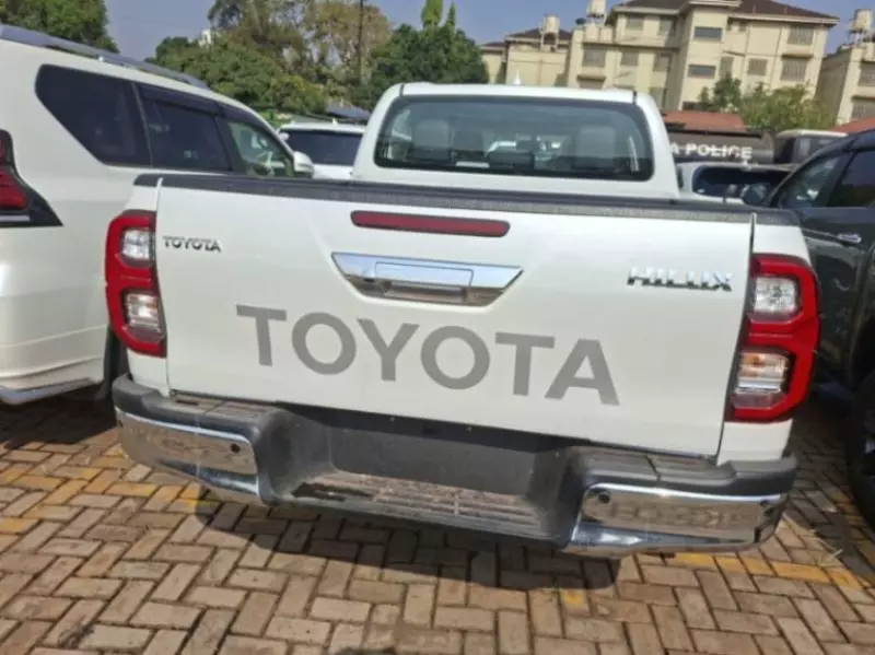 TOYOTA Hilux - 2025