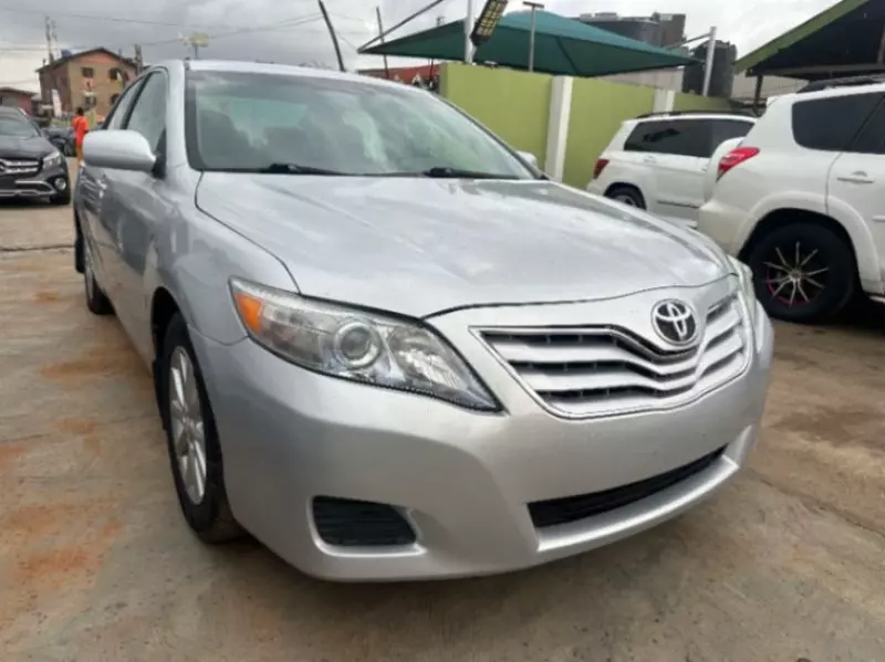 Toyota Camry   - 2011