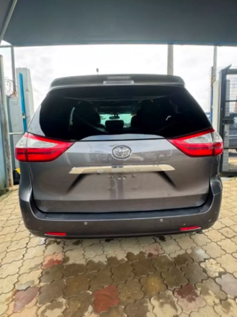 TOYOTA Sienna - 2016
