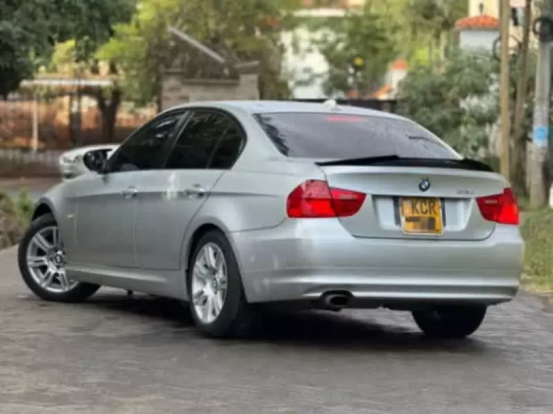 BMW 320i   - 2011