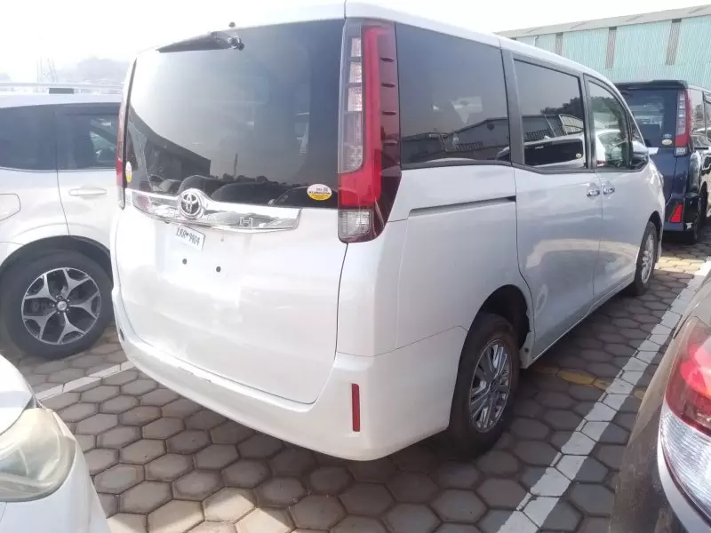 Toyota Noah   - 2014