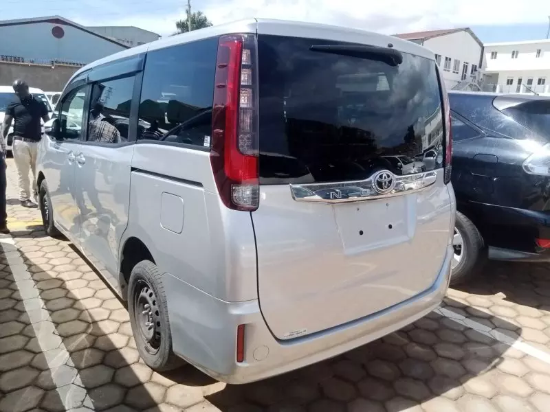 Toyota Noah   - 2016
