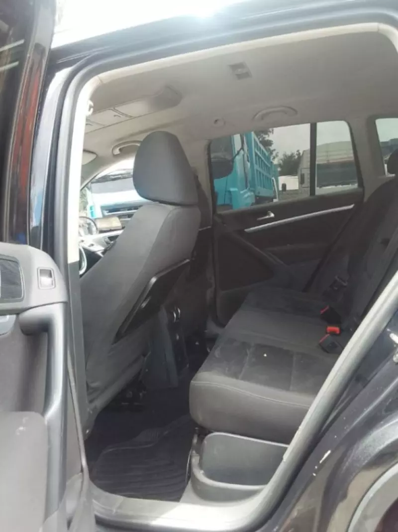 Volkswagen Tiguan   - 2011