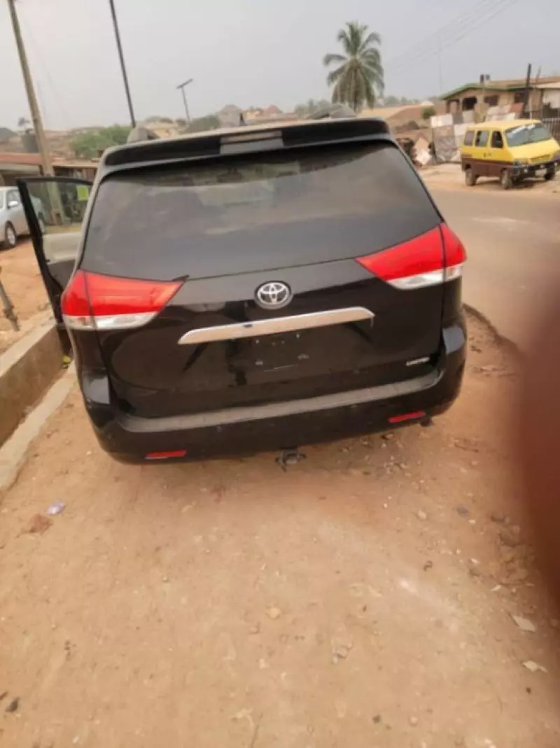 Toyota Sienna   - 2010