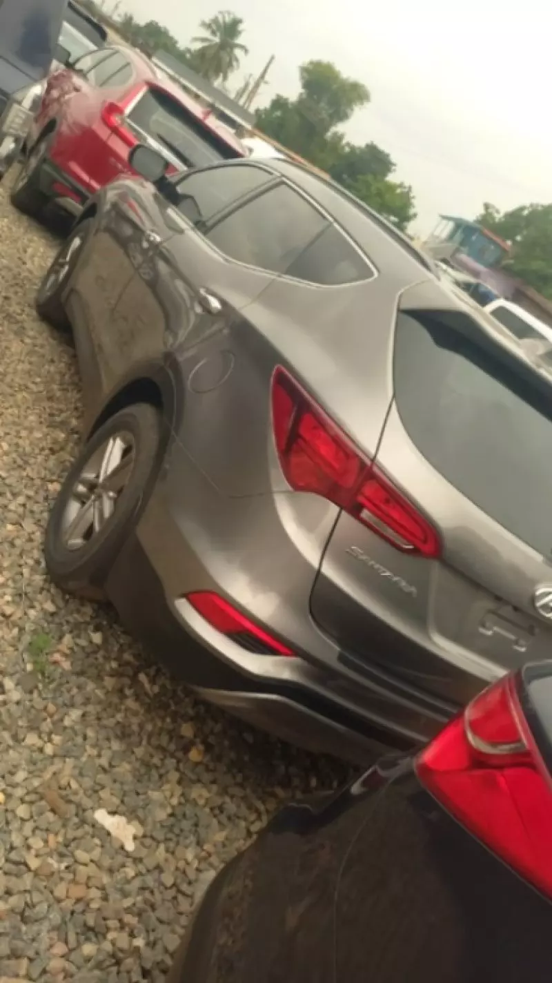 Hyundai Santa Fe   - 2017