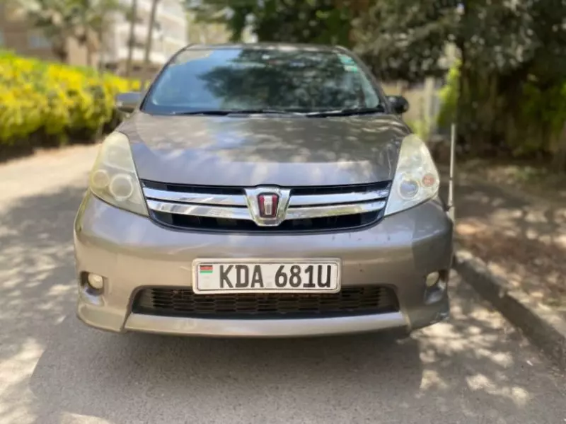 Toyota Isis    - 2013