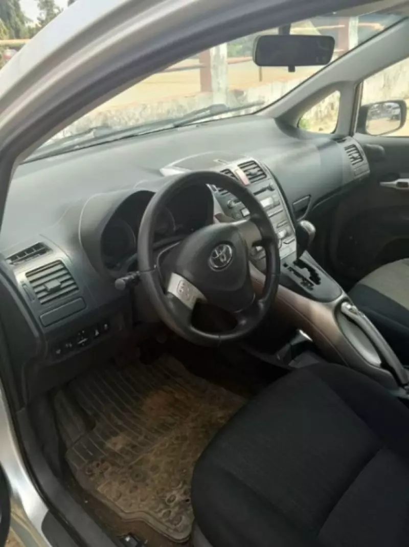 TOYOTA Auris   - 2007