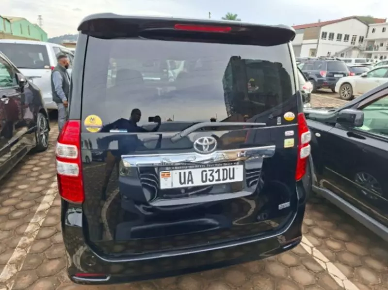 Toyota Noah   - 2012