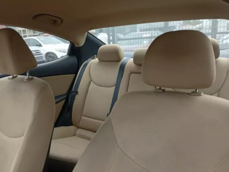 Hyundai Elantra   - 2012