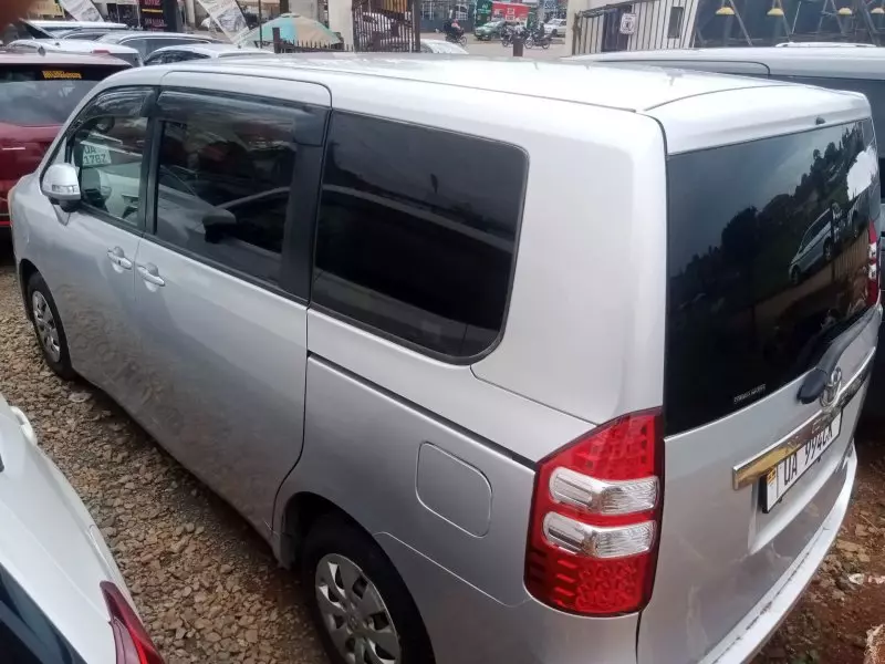 Toyota Noah   - 2010