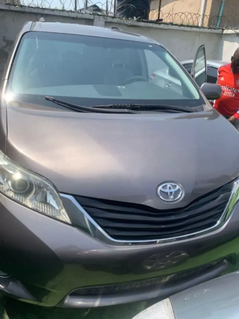 Toyota Sienna - 2011