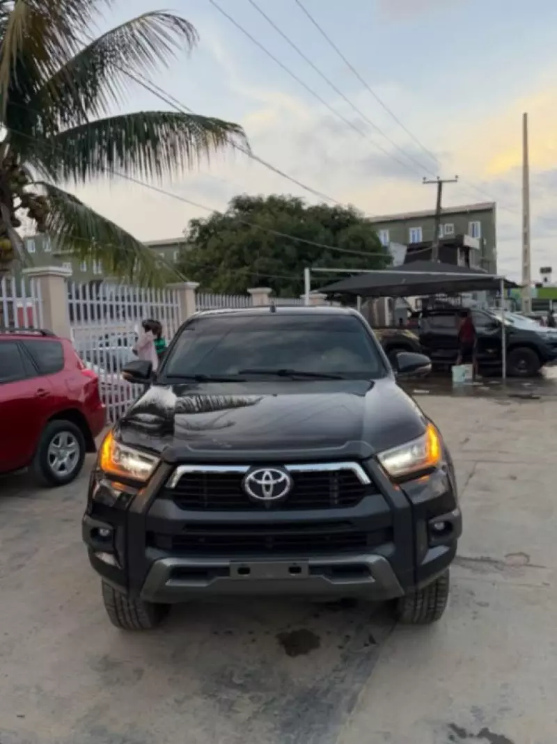 TOYOTA Hilux   - 2021