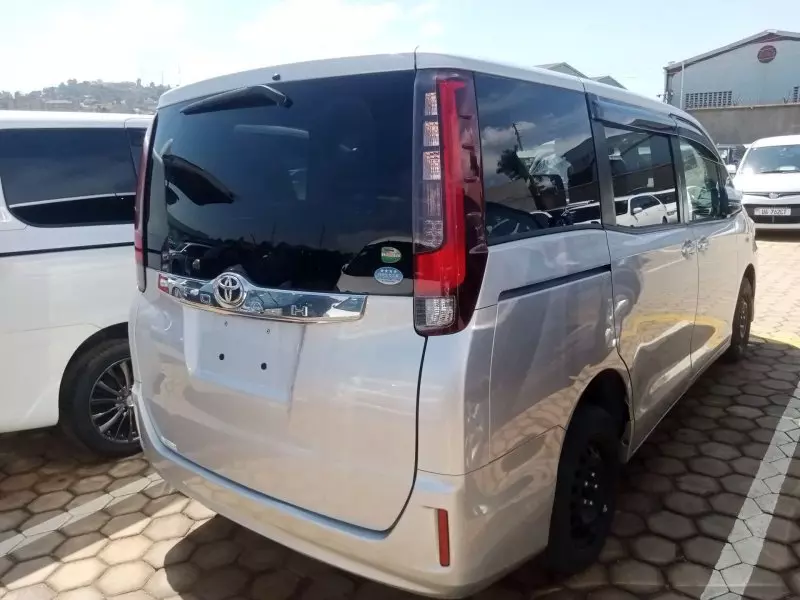 Toyota Noah   - 2016
