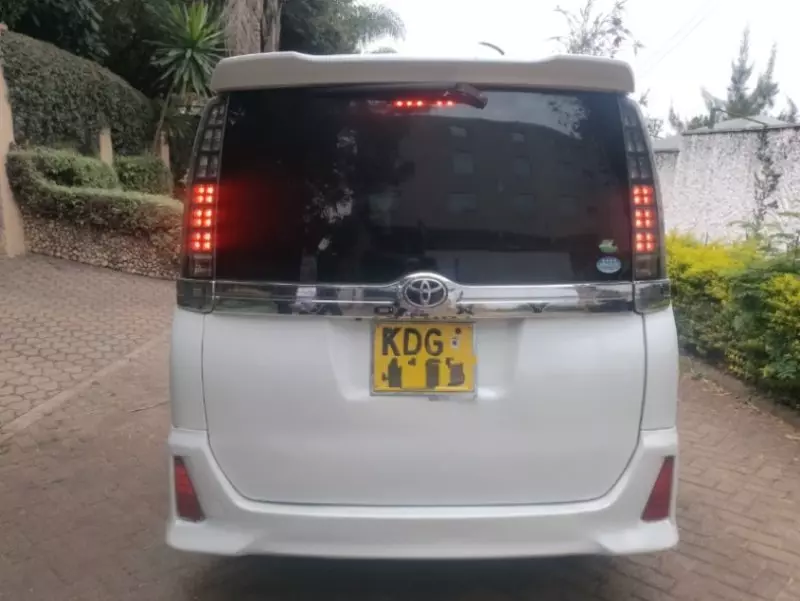 Toyota Voxy - 2014