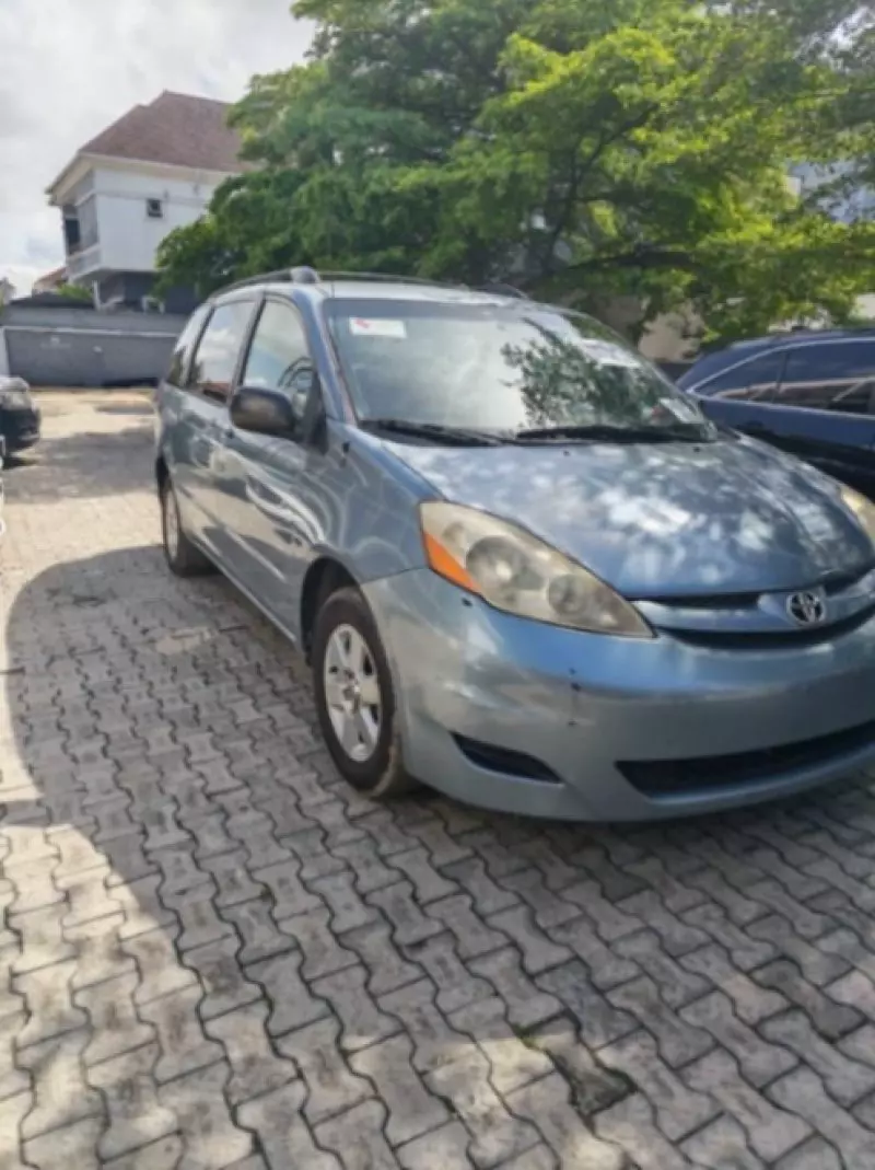 TOYOTA Sienna   - 2010