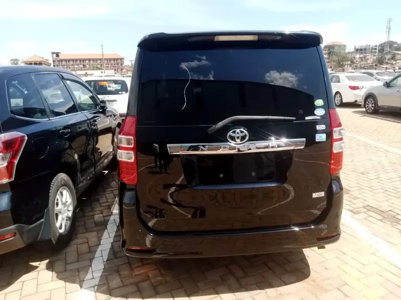 Toyota Noah   - 2013