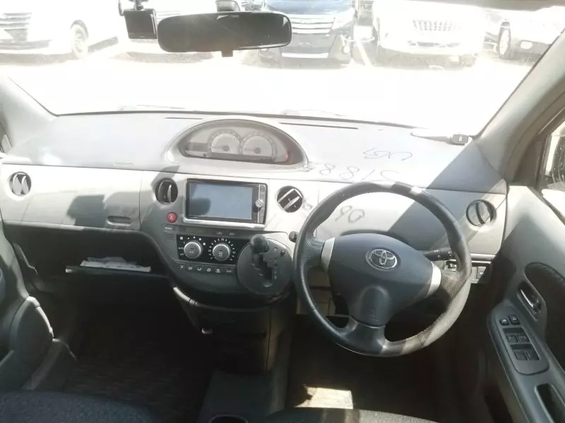 Toyota Sienta   - 2012