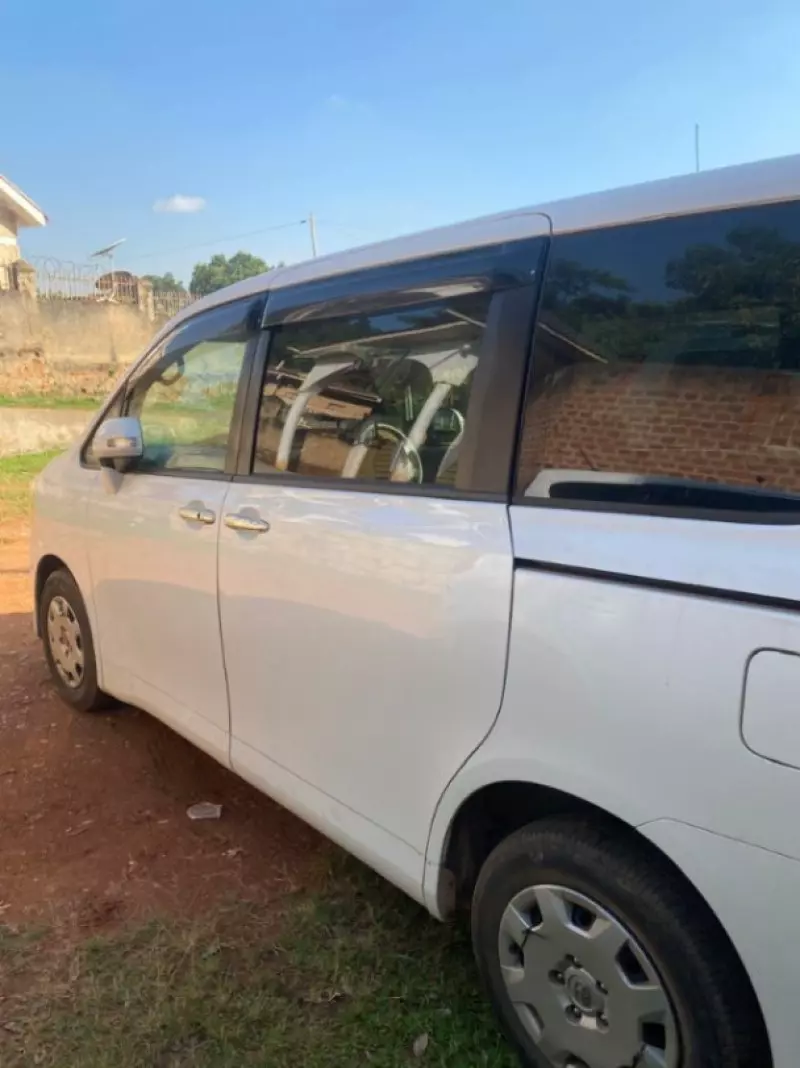 TOYOTA Noah - 2010