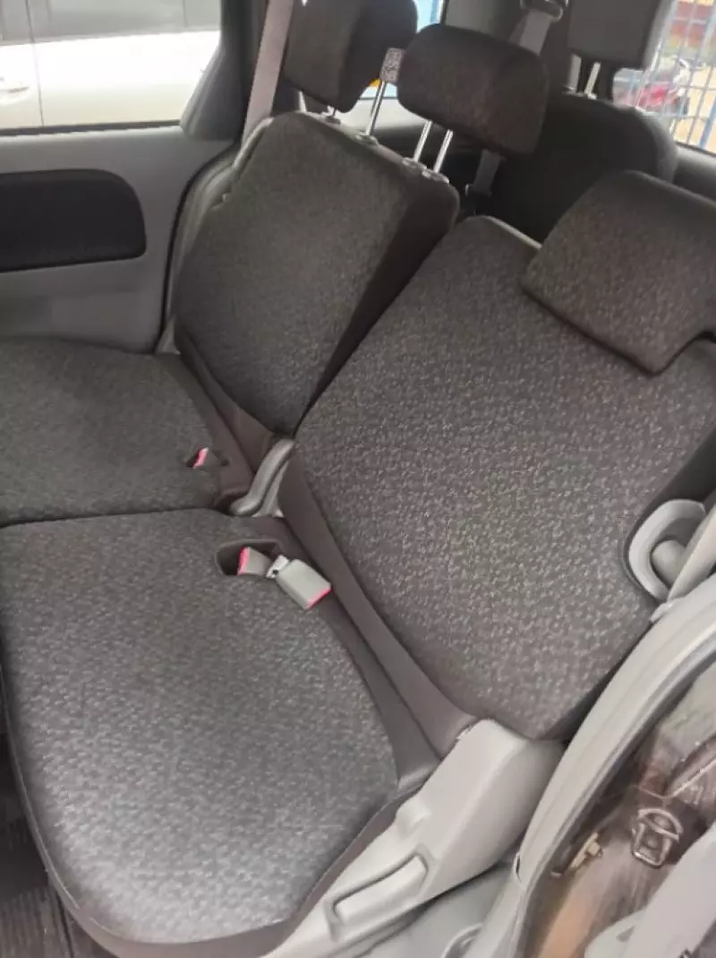 Toyota Sienta   - 2012