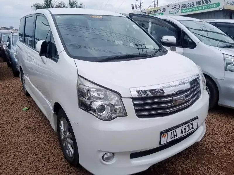 Toyota Noah   - 2010