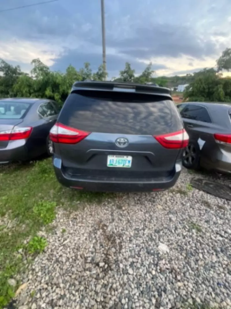 TOYOTA Sienna   - 2015