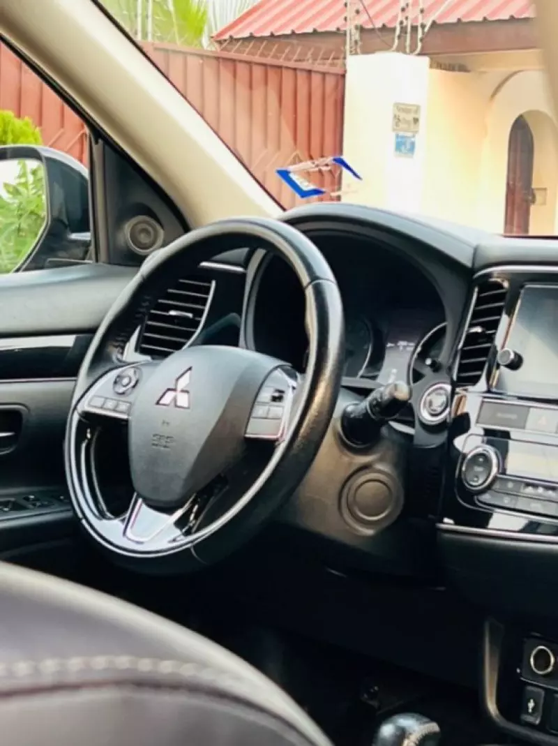 Mitsubishi OUTLANDER   - 2019