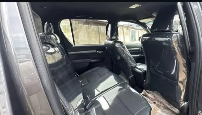 Toyota Hilux   - 2022