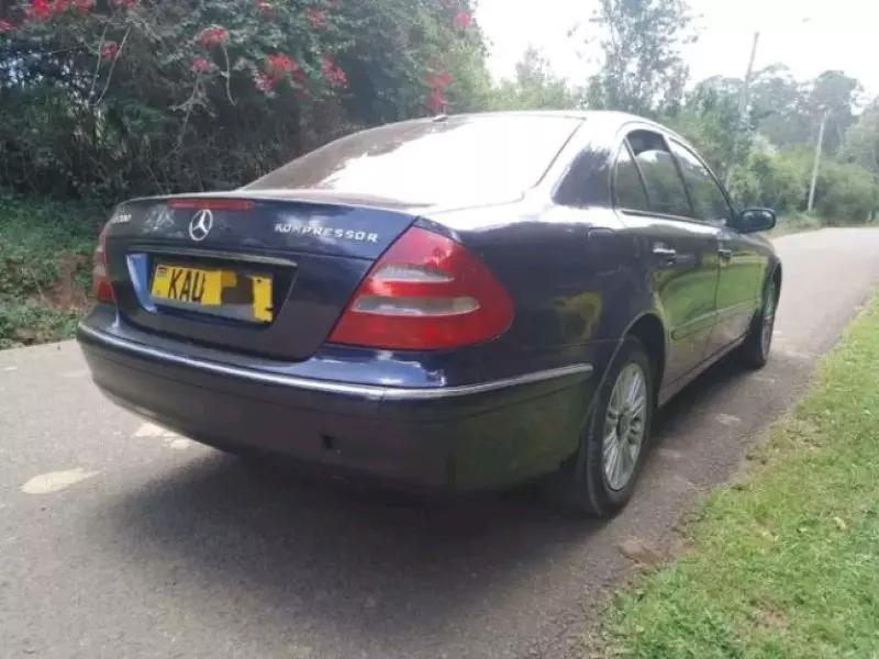 Mercedes-Benz E200   - 2005