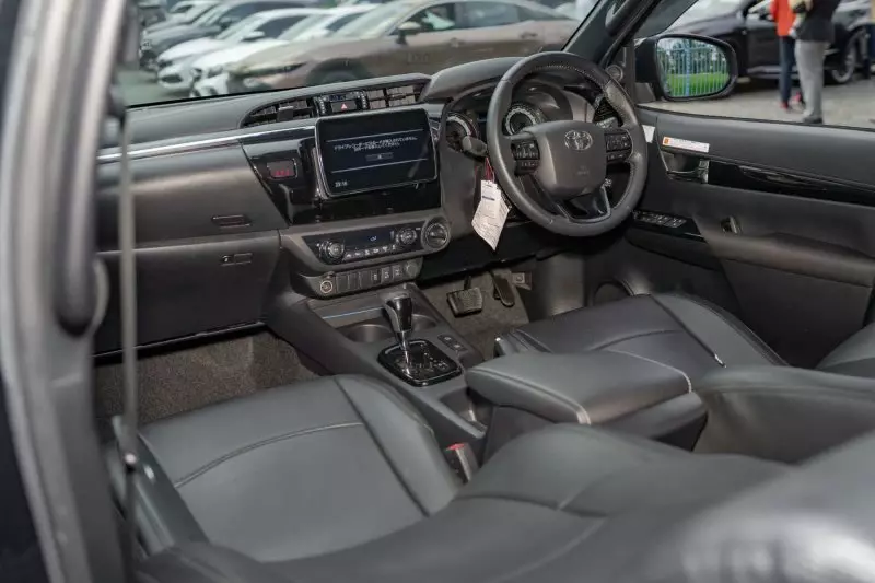 TOYOTA Hilux Revo    - 2019