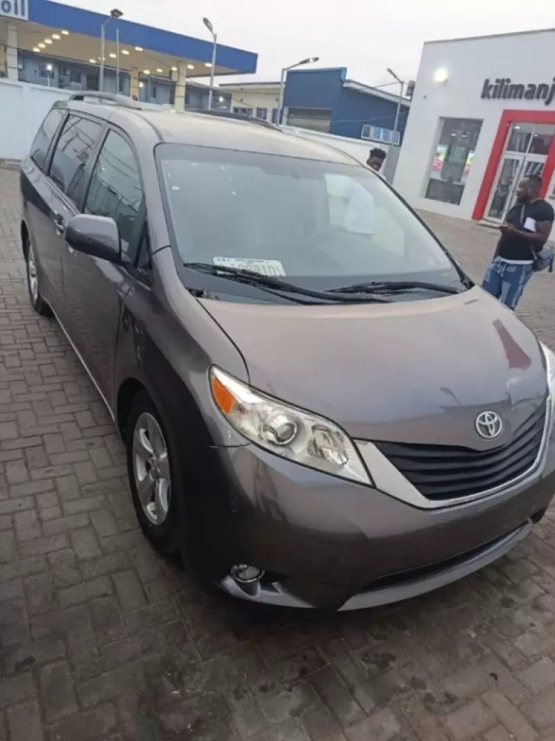 Toyota Sienna   - 2011