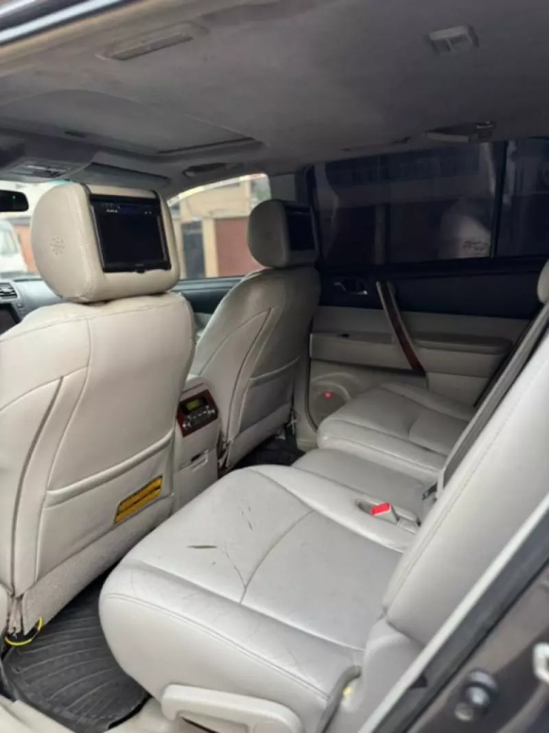 Toyota Highlander   - 2012