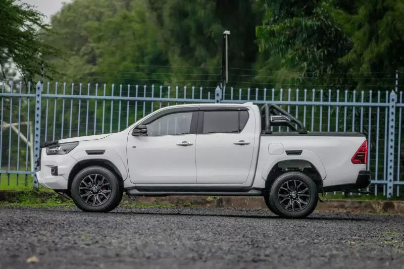 TOYOTA Hilux   - 2023