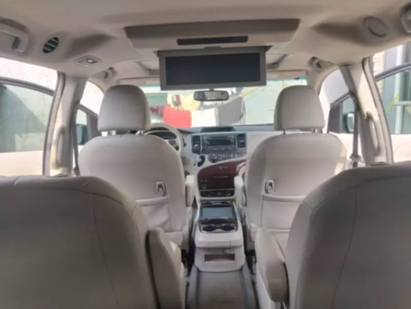 Toyota Sienna   - 2011