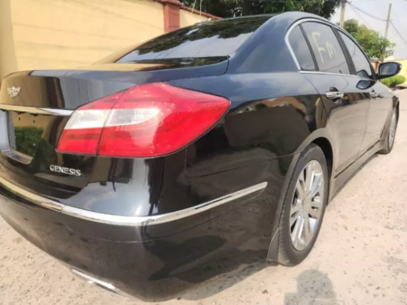 Hyundai Genesis   - 2012